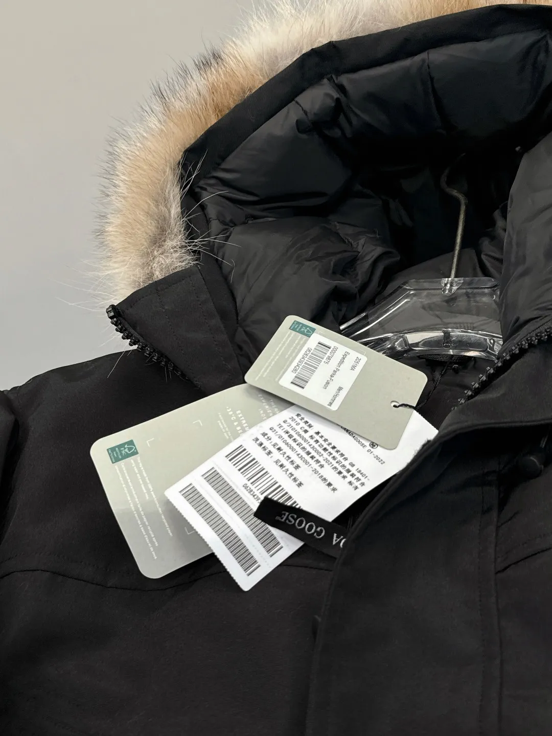 P840 Canada Goose 13 down jackets, timeless classics, same style for men and women, mid-length windbreaker jacket. Canada Goose technology waterproof fabric is wind and cold resistant and extremely warm! Plush heat storage keeps you warm and warms you up quickly! Extra large fur collar design, fine fur, smooth to the touch, comfortable and skin-friendly! Double windproof cuffs to prevent cold wind from entering! The pockets have a flap zipper design and the upper pocket is a diagonal pocket, which is convenient and practical! Canada Goose’s popularity in the past two years has greatly surpassed that of the king of down jackets, the Meng Mouth, and it is the hottest item in autumn and winter on INS! Same style for men and women, Canada Goose’s classic style! Color: Black, Off-white, Gray, Navy Size: XS S M L XL XXL